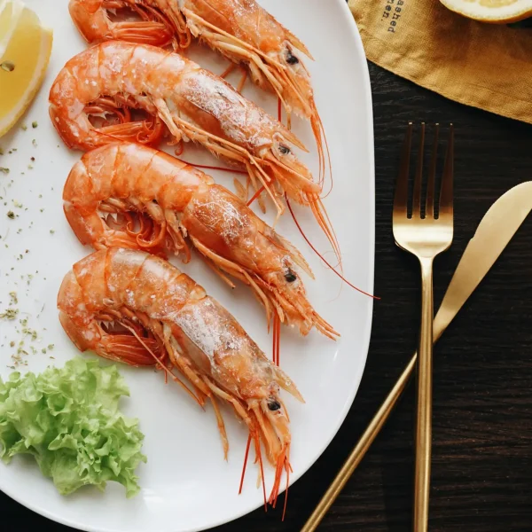 4 tasty shell-on prawns on a plate, delicious!